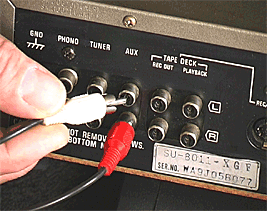 Brancher les 2 autres prises RCA de votre cordon audio

dans l'entrée auxiliaire de votre amplificateur.

Commuter le sélecteur d'entrée de votre amplificateur

sur la position auxiliaire.

Lors de la lecture d'une cassette vidéo, commuter votre

téléviseur sur l'entrée auxiliaire à l'aide de sa

télécommande. 