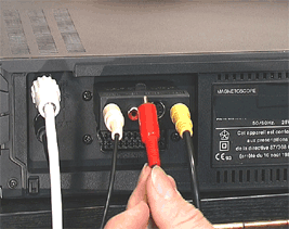 Insérez 2 fiches RCA de votre cordon audio dans les prises audio de votre adaptateur.