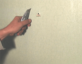 Pour faciliter le décollage du papier-peint strippable (papier peint qui s'enlève intégralement), donnez quelques légers coups de cutter en diagonale sur toute la surface de votre papier peint. Retirez ensuite le papier à la main.