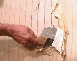 Grattez le mur à l'aide d'un petit couteau de peintre ou d'une lame à enduire pour retirer le papier . Remouillez votre mur si nécessaire. Dans certains cas, une seconde application facilitera le décollage de l'ancien papier peint, particulièrement si plusieurs couches sont présentes.
