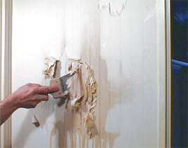 Avec un petit couteau de peintre ou une lame à enduire, grattez la première partie. Procédez de la maniàre suivante lés par lés pour le décollage de votre  papier-peint.
Si votre mur est recouvert de plusieurs couches de papier, recommencez l'opération afin de retirer les différentes couches.