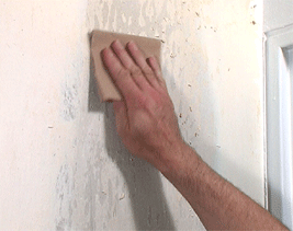 Pour une finition parfaite des murs, passez un papier de verre grain moyen afin d'enlever les résidus de papier-peint.
Avant de retapisser votre pièce, il est préférable de peindre vos plinthes, plafond et fenêtres. Dans le cas de fissures ou de trous, vous pouvez vous reporter à nos vidéos : reboucher une fissure, reboucher des trous.
