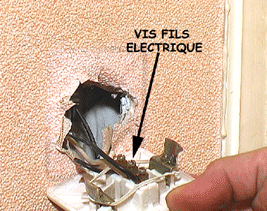 Pour faciliter le remontage d'un va-et-vient, pensez à repérer l'emplacement de vos fils électriques.
Desserrez les vis de maintien des fils puis retirez l'interrupteur ou la prise.