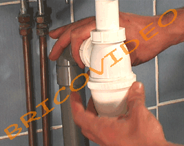 D&eacute;visser le culot du siphon &agrave; la main, ou &eacute;ventuellement
avec une pince multiprise, en maintenant fermement la
canalisation pour ne pas faire tourner le siphon,
ce qui risquerait de l&acute;endommager.