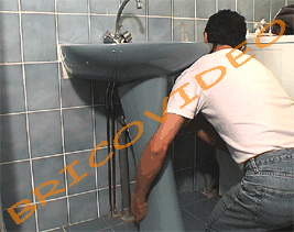 Tenir fermement la colonne avec les deux mains et
tirez-la vers vous, en l&acute;inclinant vers le bas, en relevant
l&eacute;g&egrave;rement le lavabo avec votre &eacute;paule.