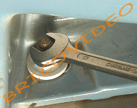 Resserrer sans forcer les écrous de fixation
du lavabo.
D´autres solutions existent pour déboucher
votre siphon : les produits de débouchage, le
déboucheur à pompe et la ventouse.