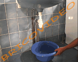 Ne pas oublier de placer une cuvette ou un
seau en dessous du siphon, afin de r&eacute;cup&eacute;rer
l&acute;eau et les impuret&eacute;s restantes.
Il est conseill&eacute; de porter des gants et des
lunettes de protection dans le cas o&ugrave; un
produit chimique de d&eacute;bouchage ait &eacute;t&eacute; utilis&eacute;
avant cette intervention, afin d&acute;&eacute;viter tout
risque de br&ucirc;lure.