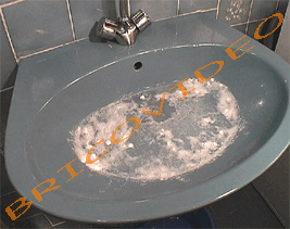 Quand l&acute;&eacute;vacuation de votre lavabo ou &eacute;vier
ne s&acute;effectue pas normalement, c&acute;est que
votre siphon est peut-&ecirc;tre bouch&eacute;.
Il n&acute;est pas n&eacute;cessaire de couper l&acute;arriv&eacute;e
d&acute;eau pour cette intervention.