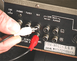 Brancher les 2 autres fiches RCA de votre cordon audio dans l'entrée auxiliaire de votre amplificateur.<br>

Commuter le sélecteur d'entrée de votre amplificateur sur la position auxiliaire.