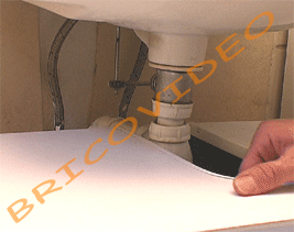 Dégager l'accès sous votre lavabo.

Si votre lavabo repose sur une colonne,

reportez-vous à la vidéo du débouchage

siphon.