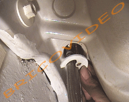 Ne pas oublier de mettre la cale de protection

sous le lavabo sous risque de l'endommager

au serrage.