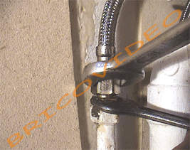 >Visser les écrous à la main et bloquez-les à

l'aide de deux clés plates.

Attention: sur certaines installations, il sera

nécessaire de remplacer les raccords sur les

tuyaux d'arrivée d'eau.