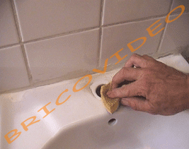 Nettoyer l'emplacement du robinet à l'aide

d'une éponge avec une face grattante.

En cas d'accumulation de tartre, vous pouvez

utiliser un produit détartrant ou du vinaigre blanc.