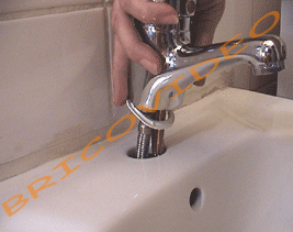 Mettre en place le nouveau mitigeur en insérant

les raccords flexibles dans le trou du lavabo.