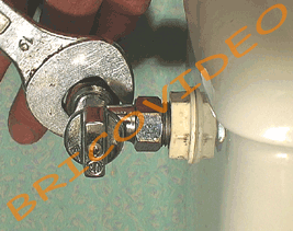 Débloquer l'écrou du tuyau d'arrivée d'eau
des WC à l'aide d'une clé plate ou d'une clé
à molette, en maintenant le tuyau d'arrivée
d'eau, et terminer de le dévisser à la main.