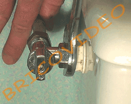 Débloquer l'écrou du robinet d'arrivée d'eau
des WC à l'aide d'une clé plate ou d'une clé
à molette en maintenant le tuyau d'arrivée
d'eau et terminer de le dévisser à la main.