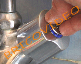 Remettre en place les pastilles de couleur des

poignées de robinet en pressant avec les doigts.