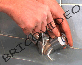 Il est préférable de laisser les poignées de

robinet en position ouverte.

Pour accéder à la vis de fixation de la

poignée de robinet, retirer la pastille de

couleur à l´aide d´un petit tournevis plat.