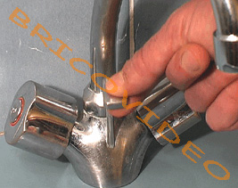 Il est conseillé de fermer le clapet de la

bonde pour éviter que certaines pièces ne

tombent accidentellement dans le siphon.