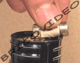 Faites bien contact en appuyant une extrémité

du fusible sur la pile et l'autre extrémité

sur la partie métallique de la lampe-torche.