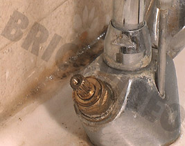 Tirer la poignée de robinet dans l´axe
d´inclinaison de la tête.
Dans le cas de poignées ou croisillons
maintenus par clips, il suffit de tirer dans
l´axe d´inclinaison de la tête de robinet.
Procéder de la même façon pour enlever la
2ème poignée.