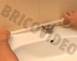 Délimiter la largeur du joint silicone désirée avec une

bande de ruban adhésif sur le carrelage et sur le lavabo.