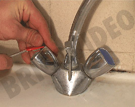 Pour accéder à la vis de fixation de la
poignée de robinet, retirer la pastille de
couleur à l´aide d´un petit tournevis plat.