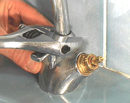 Débloquer l´écrou du col de cygne en

maintenant le corps du robinet, à l´aide

d´une clé à molette ou d´une clé plate et

terminer de le dévisser à la main.