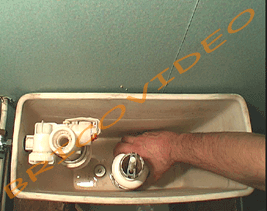 Vider le réservoir d'un WC - Tutoriel de réparation iFixit