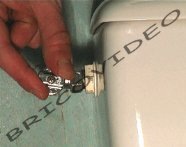 Fermer le robinet d´arrivée d´eau des WC.
Vider le réservoir en actionnant la chasse d'eau.