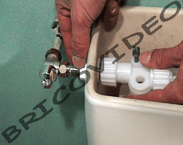 Fixer le robinet flotteur avec l´écrou

plastique en le serrant à la main, puis

bloquez-le avec votre clé.