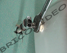 Débloquer l´écrou du robinet d´arrivée d´eau
à l´aide d´une clé plate ou d´une clé à
molette et terminer de le dévisser à la main.