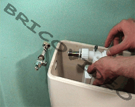 Introduire la rondelle sur le filetage du robinet

flotteur et mettez-le en place.