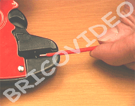 Dénuder chaque fil électrique à l'aide d'une pince 
à dénuder ou d'un cutter (environ 5mm).