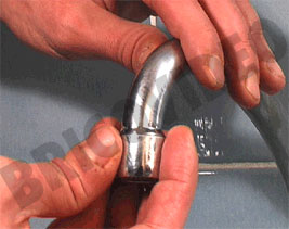 Dévisser le mousseur à la main en prenant
soin de maintenir le col de cygne.
Dans certains cas, une clé plate ou une clé à
molette sera nécessaire pour débloquer le
mousseur.