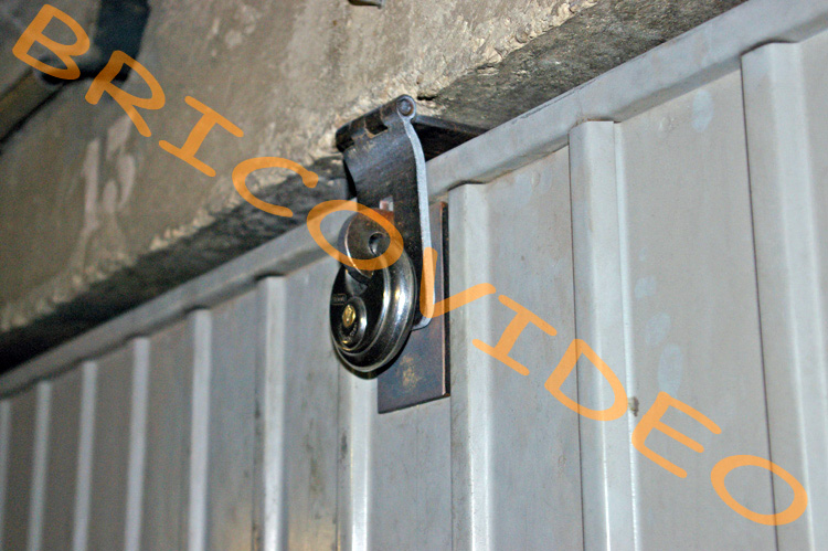 Zoom produit : Nouvelle serrure pour porte de garage basculante et  sectionnelle - Protéger sa maison des cambriolages